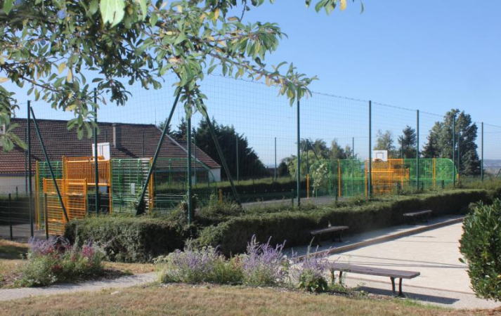 Plateau sportif et terrain de pétanque